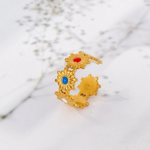 Detalle del anillo de margaritas chapado en oro de 18k con pétalos de esmalte de colores