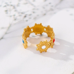 Detalle del anillo ajustable de girasol bañado en oro de 18k con pétalos rojos, azules y blancos