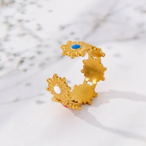 Detalle de anillo de girasol chapado en oro de 18k con pétalos de esmalte de colores