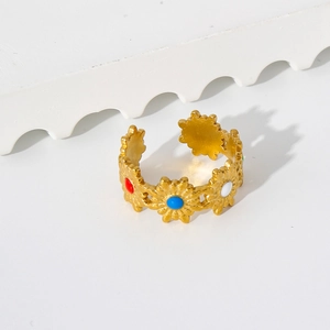 Detalle del anillo de margaritas bañadas en oro de 18k con flores de esmalte de colores