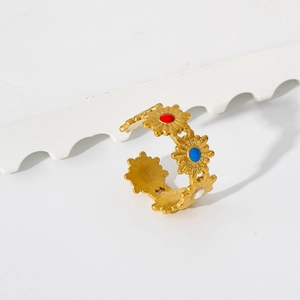 Detalle de anillo de margarita bañada en oro de 18k con centros de esmalte de colores