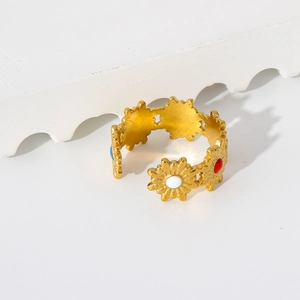 Detalle del anillo de margaritas de acero bañado en oro de 18k con gemas de colores