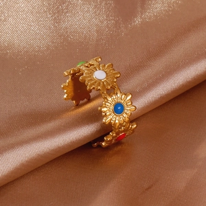 Elegante anillo de girasol de acero inoxidable chapado en oro de 18k con margaritas de esmalte