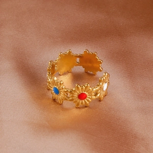 Detalle del anillo de acero inoxidable chapado en oro 18k con flores esmaltadas