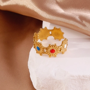 Vista detallada del anillo de girasol bañado en oro de 18k con esmalte azul rojo y blanco