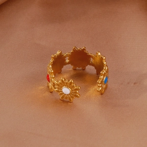 Primer plano de anillo de acero chapado en oro 18k con flores de esmalte rojo blanco azul