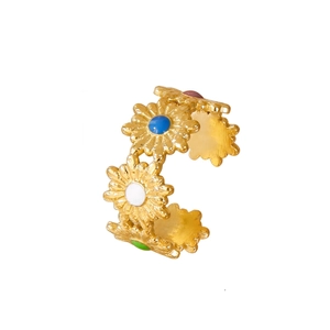 Anillo de acero inoxidable chapado en oro 18k con margaritas de esmalte y banda abierta