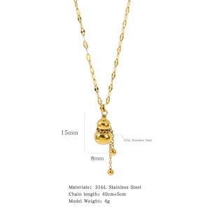 Detail eines 18K vergoldeten Flaschenkürbis-Anhängers mit Quasten aus 316L Edelstahl
