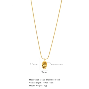 Détail du collier en acier inoxydable 316L avec pendentif yuanbao doré et taille