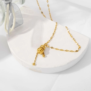 Detail der 18K Gold-Halskette mit Flaschenkürbis-Anhänger auf weißem Display