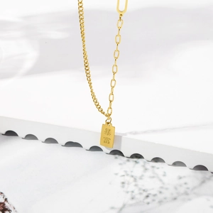 Minimalistische Goldbarren-Anhänger-Halskette aus Titanstahl mit geprägten Schriftzeichen