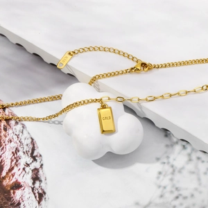 Minimalistische 18K vergoldete Titanstahlhalskette mit kleinem rechteckigem GOLD Anhänger