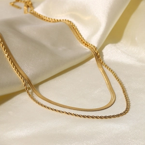 Détail du collier double rang plaqué or 18K avec chaîne serpent plate et torsadée