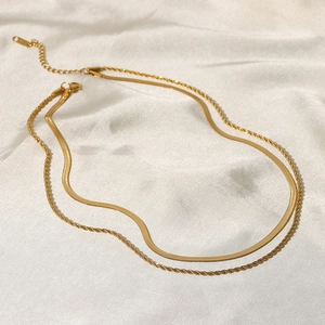 Vue détaillée du collier double rang plaqué or 18 carats avec maille serpent et torsade