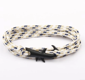 Dettaglio del bracciale nautico in corda intrecciata blu navy con chiusura a squalo nero
