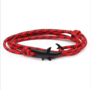 Dettaglio di un bracciale nautico in paracord multistrato con chiusura a forma di squalo