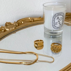Set di gioielli in oro 18K con catene a serpente e anelli a forma di croissant dorati