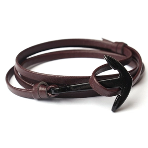 Bracelet enveloppant en cuir rouge foncé nautique avec fermoir ancre noir en vue plongeante