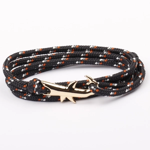 Bracciale nautico fatto a mano con ciondolo a squalo dorato e corda intrecciata