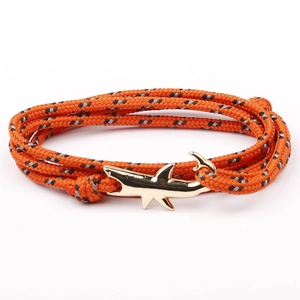 Bracciale in corda intrecciata arancione con gancio a forma di squalo dorato per uomo e donna