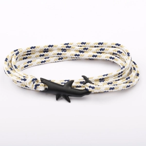Bracciale artigianale con charm a squalo e cordini intrecciati blu navy, bianchi e marroni