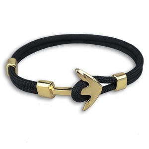 Bracelet nautique en corde tressée pour homme avec fermoir ancre dorée polie sur fond blanc