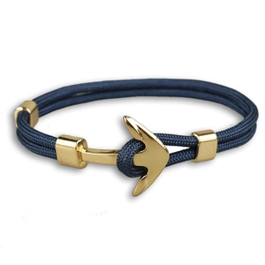 Détail du bracelet nautique tressé avec fermoir ancre dorée et curseurs métalliques