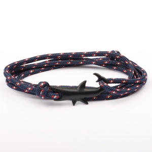 Bracciale nautico intrecciato blu navy con chiusura in metallo nero a forma di squalo