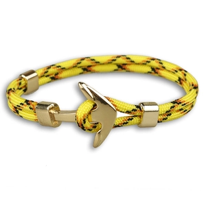 Détail d'un bracelet nautique en paracorde avec fermoir ancre en or poli et corde tricolore