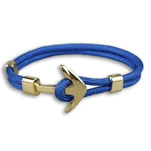 Détail du bracelet nautique en corde tressée bleue avec fermoir ancre en métal doré