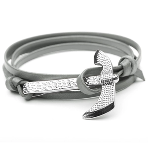 Bracelet multicouche en cuir gris fait main avec un fermoir en métal en forme d'ancre hache