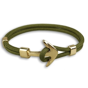 Détail d'un bracelet en corde tressée vert armée avec fermoir ancre doré et perles en métal