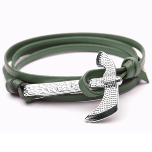 Détail du bracelet multicouche en cuir vert foncé avec fermoir hache viking en argent
