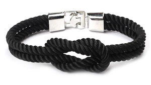 Détail du bracelet en corde de nylon tressée noire avec fermoir en métal argenté poli