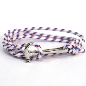 Pulsera Viking de paracord con gancho de martillo de plata pulida en rojo, blanco y azul