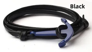 Dettaglio del cordino in pelle nera intrecciata e della chiusura in metallo ad ancora blu