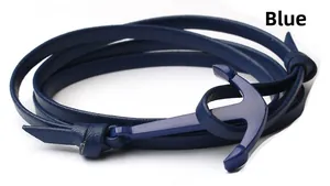 Dettaglio del bracciale in pelle intrecciata blu scuro e della chiusura a ancora blu