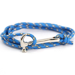 Detalle de pulsera de cuerda trenzada azul con un cierre de martillo plateado brillante