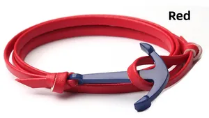 Dettaglio del bracciale in pelle intrecciata rossa con una chiusura ad ancora blu navy