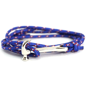 Detalle de pulsera náutica de cuerda con cierre de martillo plateado azul blanco rojo