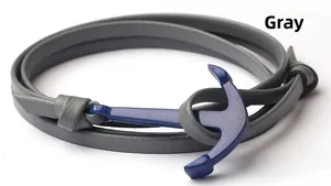 Dettaglio del bracciale in pelle grigia intrecciata con chiusura ad ancora blu scuro