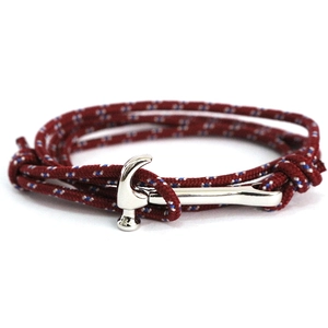 Detalle de la pulsera de cuerda náutica trenzada roja con cierre metálico de martillo