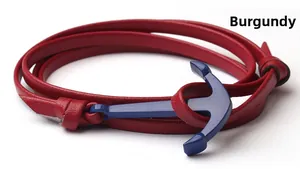 Dettaglio del bracciale in pelle intrecciata rosso vino con chiusura ancora in metallo