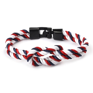 Bracelet en corde nautique tricolore avec nœud de marin classique et fermoir noir mat