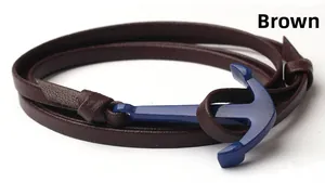 Vue détaillée du bracelet multicouche en cuir café avec fermoir ancre nautique bleue