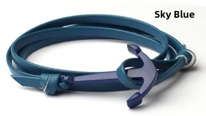 Dettaglio del bracciale in pelle intrecciata celeste con chiusura ad ancora blu scuro