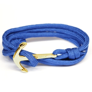 Détail du bracelet en paracorde bleue avec fermoir ancre dorée et gravure Vikings
