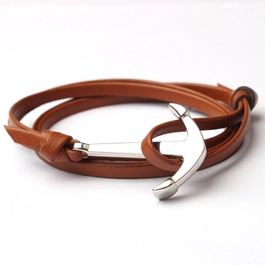 Bracelet en cuir marron double couche avec fermoir ancre argentée au style nautique chic