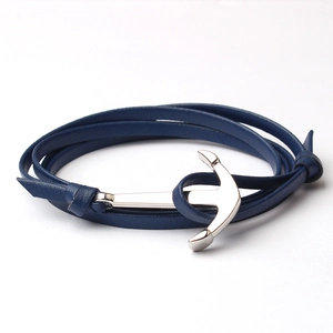 Détail d'un bracelet en cuir multicouche bleu marine avec fermoir ancre poli en argent