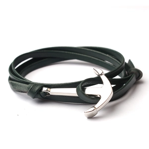 Détail du bracelet multicouche en cuir vert foncé avec fermoir ancre argentée